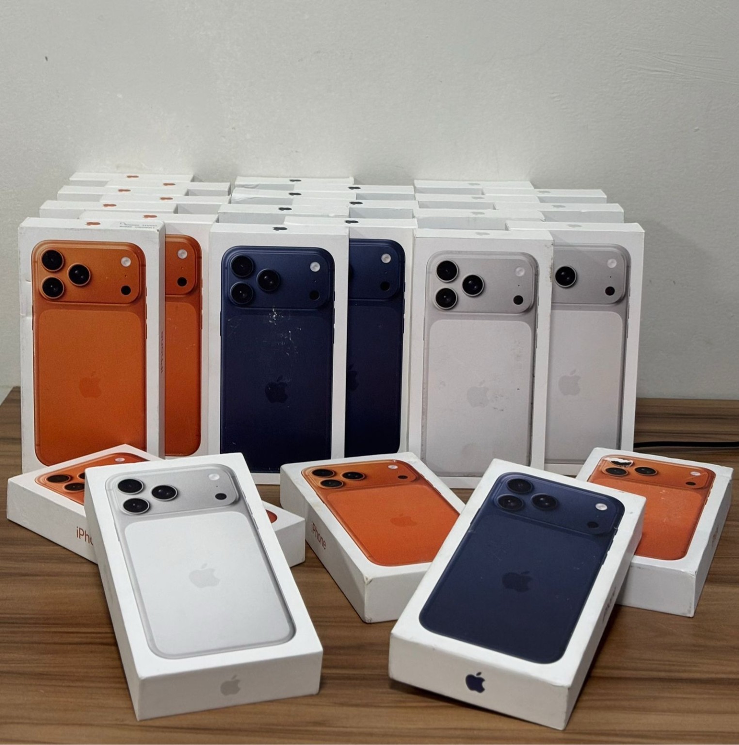 Caixas reais de iPhone 17 Pro Max em estoque