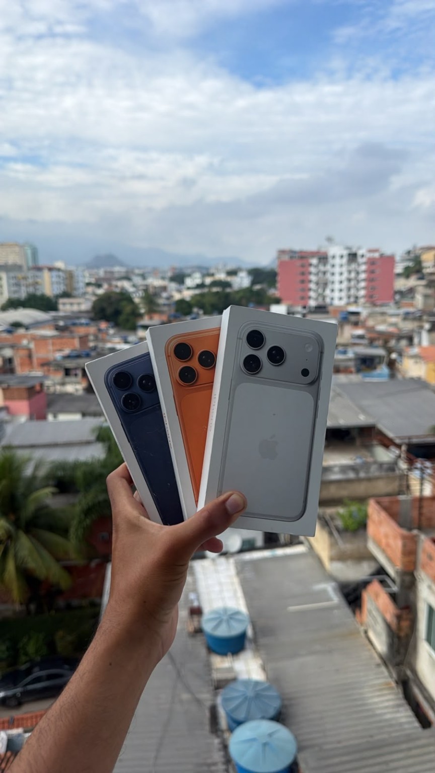 Foto real de iPhones 17 Pro e 17 Pro Max em caixas